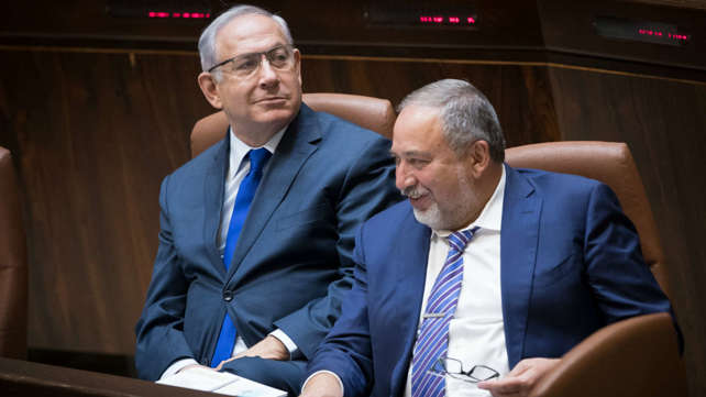 רה"מ נתניהו לצד שר הביטחון ליברמן