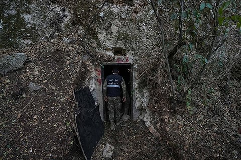 חייל צבא לבנון עומד בפתח בונקר חיזבאללה בדרום המדינה, 28.11.25