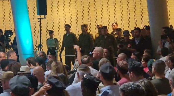 אב שכול בטקס האזכרה לחללי צוק איתן