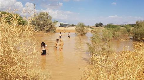 הכיף שאחרי הסערה: ילדי הערבה נהנו ממי השיטפון