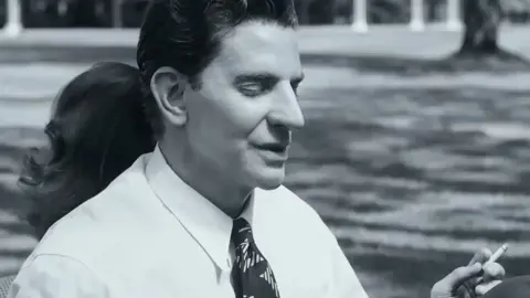 בראדלי קופר בתפקיד לאונרד ברנשטיין בסרט 