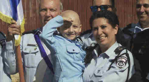 בן חמש שמתמודד עם סרטן זכה להיות שוטר ליום