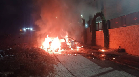 עשרות רעולי פנים יהודים הציתו מבנים בכפר בשומרון; פלסטיני נורה למוות