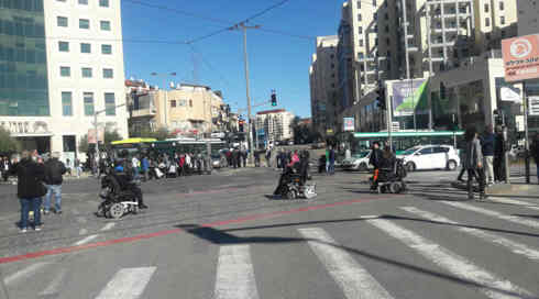 נכים חסמו את הכניסה לירושלים ועלו על מסילת הרכבת בכפר שמריהו