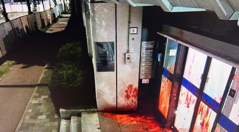 שפכו "דם" וניפצו את הדלת: שגרירות ישראל בהאג הושחתה