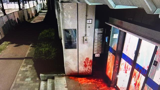 שפכו "דם" וניפצו את הדלת: הכניסה לשגרירות ישראל בהאג הושחתה, שלושה נעצרו | תיעוד