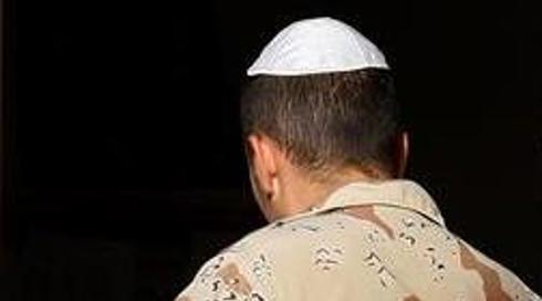 "למה חייל צריך להיענש עונש משפיל כל כך רק בגלל שהיה חשש למחלת עור?"