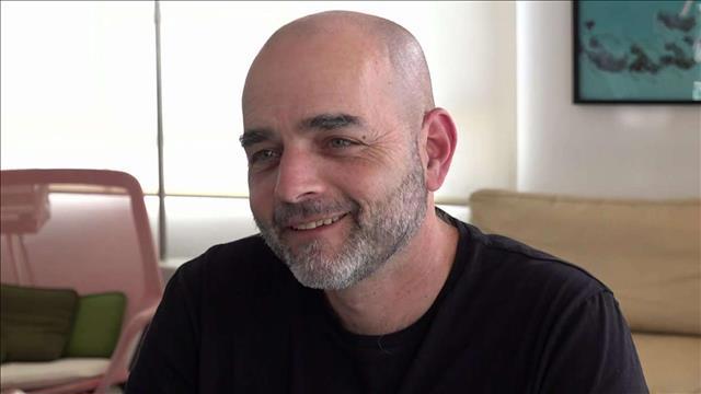 "כל מתבגר הוא חייזר": הסדרה "סקיי" של גיורא חמיצר בדרך להפוך לקאלט
