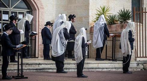 תוכנית החזרה לשגרה: הממשלה תאשר מנייני תפילה בשטחים פתוחים