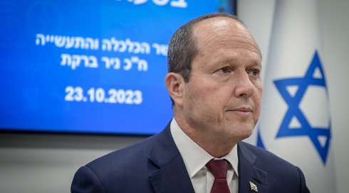 שר הכלכלה ניר ברקת מקדם את הדחת הממונה על התחרות