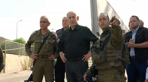 מכבה שריפות: נתניהו ביקר בקריית שמונה המפוחמת - אבל שכח לפגוש את ראש העיר