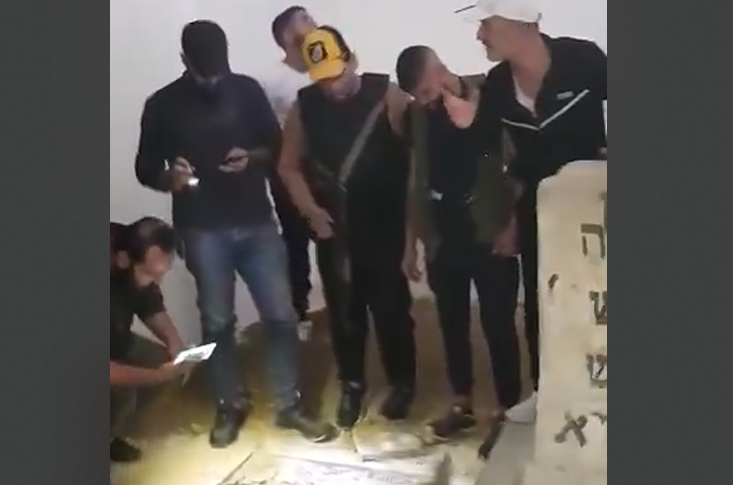 חמושים סורים ליד קברו של הרב חיים ויטאל בדמשק