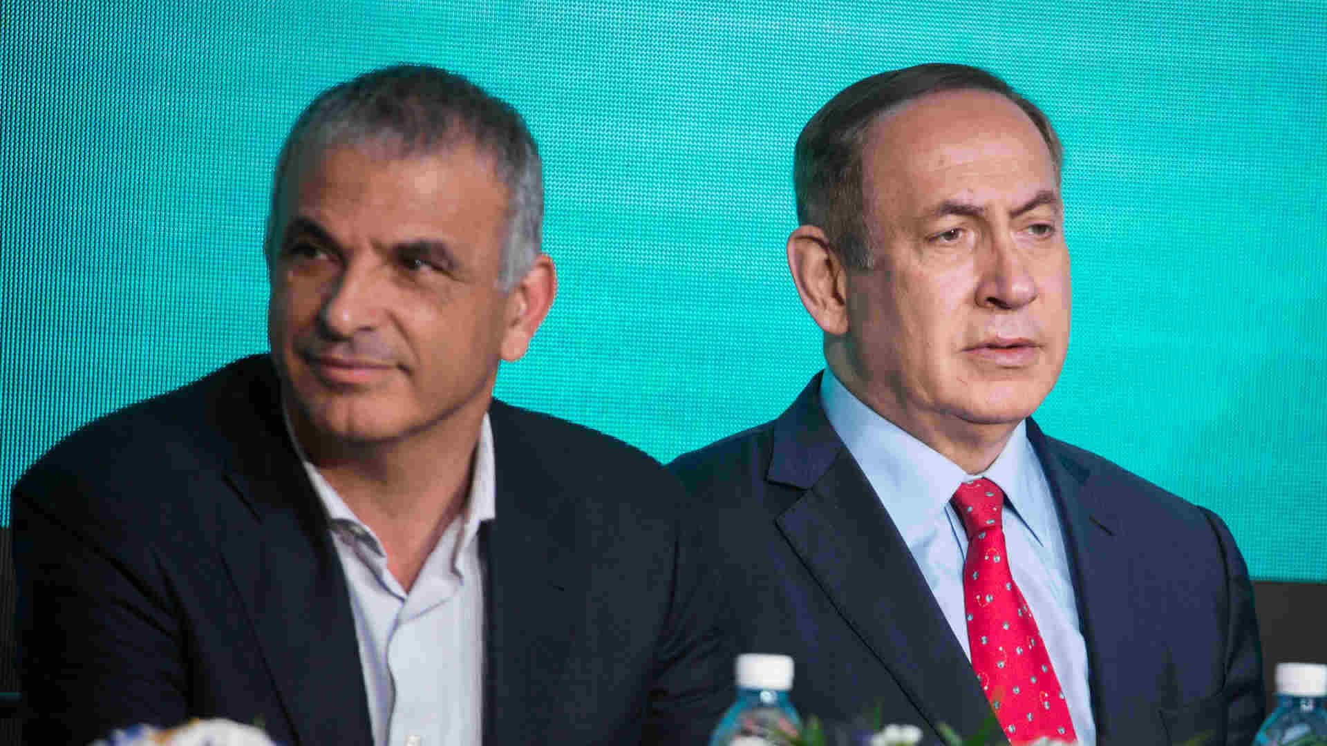 מימין: ראש הממשלה בנימין נתניהו ושר האוצר משה כחלו