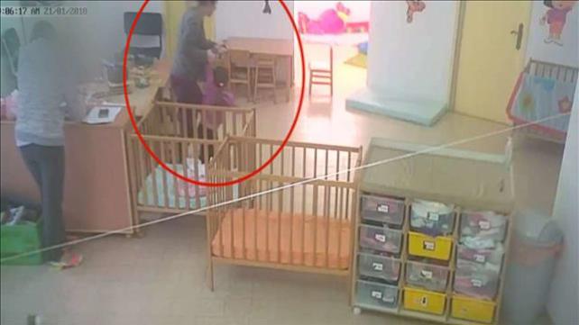תיעוד: מטפלות בפעוטון בבקעה נוהגות באלימות כלפי פעוטות