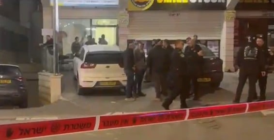משטרה מחוץ לקופת החולים בכפר יאסיף שבה נרצח רופא