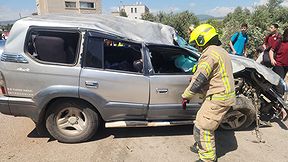 רכב התהפך בסחנין ופגע בתחנת אוטובוס, כ-10 נפצעו