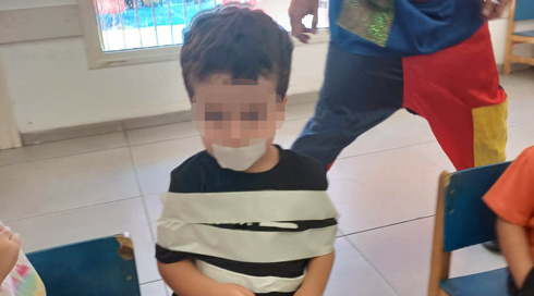 האם התלוננה: "בני נקשר לכיסא בנייר דבק, הגננת אמרה שזה היה בצחוק"