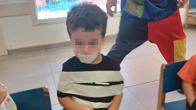 ילד שנקשר לכיסא בנייר דבק במעון ילדים