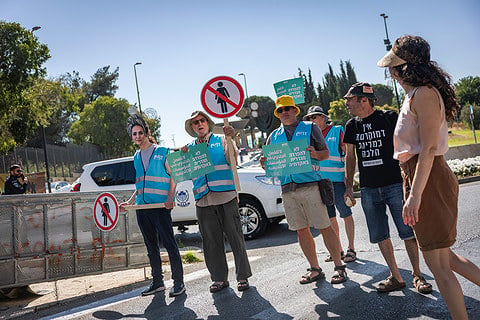 פעילי מחאה מפגינים נגד החוק מול הכנסת. צילום: יונתן זינדל/פלאש 90