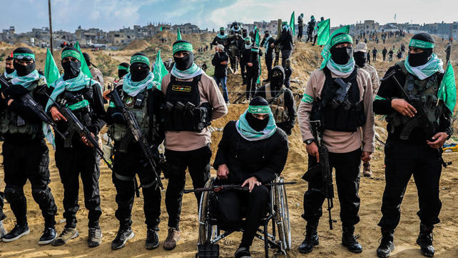 מחבלי חמאס בטקס החזרת החטופים החללים