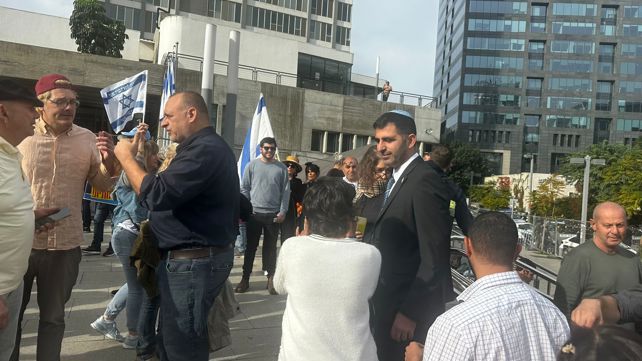 שר התקשורת שלמה קרעי הגיע לתמוך בנתניהו בעדותו