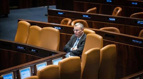 באופוזיציה מאשימים: לוין פועל מאחורי הקלעים כדי לסכל את המגעים