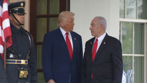 טראמפ הוא המושך בחוטים או הבובה?
