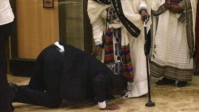 גדי יברקן מנשק את רגלי אמו