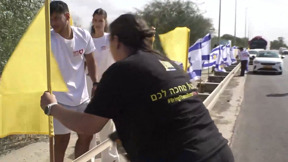 הדגלים הצהובים הוצבו, מיטות האשפוז מוכנות: בישראל נערכים לקליטת החטופים