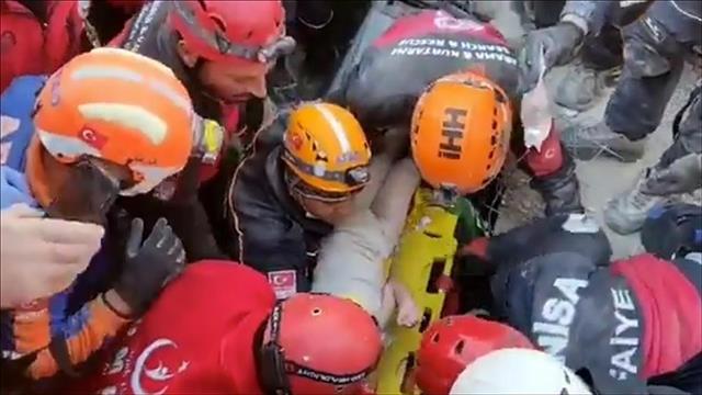 תיעוד חילוץ ילדה מהריסות רעידת האדמה בטורקיה