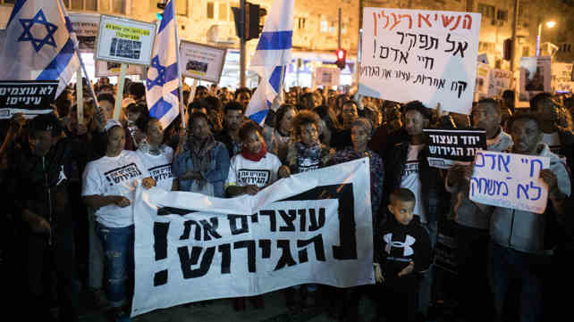 מפגינים נגד גירוש מבקשי המקלט