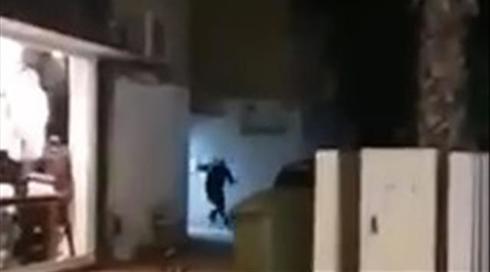 יוצא מתוך בניין ונורה: תיעוד חיסול המחבל