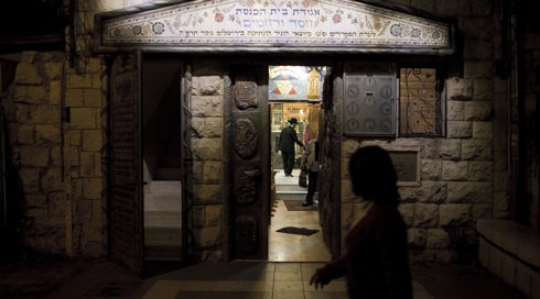 אנטישמיות ביוון: השלכת פצצות תבערה והצתות בבתי כנסת