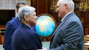 נשיא בלארוס אלכסדנר לוקשנקו (ימין) והשליח האמריקני המיוחד ג'ון קול בפגישתם במינסק, אתמול