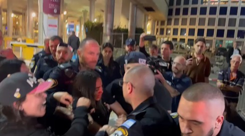 "חנק והטיח לרצפה": משפחות חטופים טוענות לאלימות משטרתית