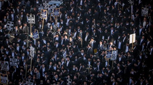 מפגינים חרדים בעצרת מחאה מול לשכת הגיוס: "לא משחקים בנשמות"