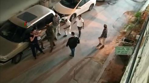 מפקדי הלוחם שהציל את הפלסטיני מלינץ' מחברון המליצו לו להתלונן נגד התוקפים