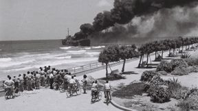 אוניית האצ"ל "אלטלנה" עולה באש, לאחר הפגזתה מול חופי תל אביב, יוני 1948