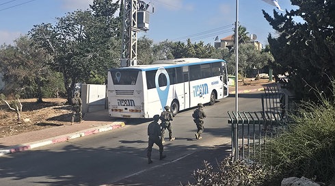 שני חשודים זוהו לפני 6 שעות - ומאז מאות משפחות נצורות בבתיהן בזמן שהסריקות נמשכות