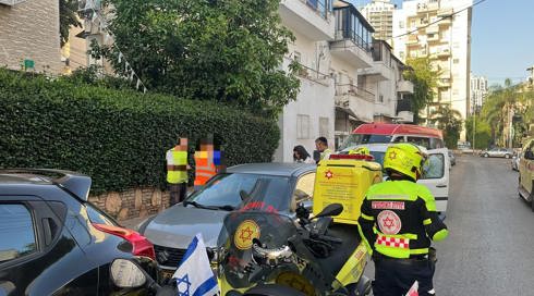 אישה כבת 40 נהרגה מפגיעת משאית בפתח תקווה