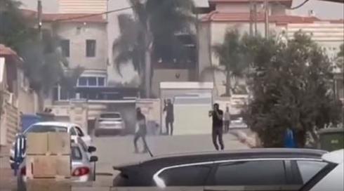 ירי אוטומטי ושכנים זועקים מאימה: רעולי פנים פתחו באש בערערה - לאור יום | תיעוד
