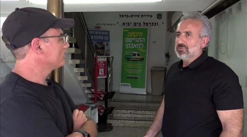 כך מתנכל ראש עיריית טירת כרמל ליו"ר האופוזיציה שלו