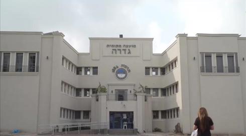 השתקת הביקורת והמבקר שנשלח למקלט: מה קורה בגדרה?