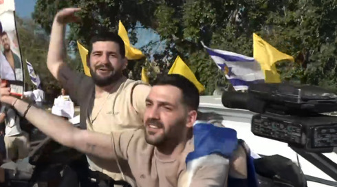 עכשיו בבית: שורדי שבי השתחררו מבית החולים והתקבלו בבתיהם בחגיגות