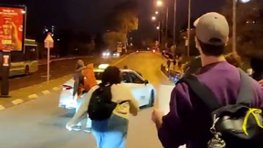 תיעוד: נהג מונית דרס מפגין בירושלים