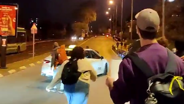 תיעוד: נהג מונית דרס מפגין בירושלים