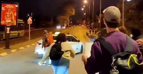 תיעוד: נהג מונית דרס מפגין בירושלים