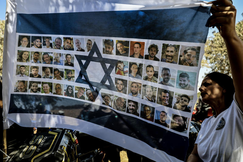מפגינים למען שחרור החטופים עם תמונות החטופים, ספטמבר 2025
