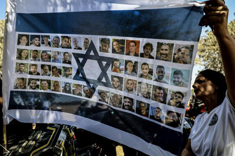מפגינים למען שחרור החטופים עם תמונות החטופים, ספטמבר 2025