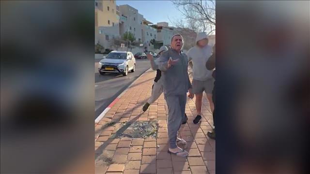 השכנים משליכים ביצים על מפגינים ליד הבית של יריב לוין 19.01.23